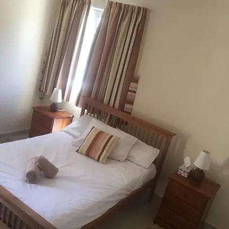 Newly Remodelled Apartment, Pool, Sauna And Gym لارنكا